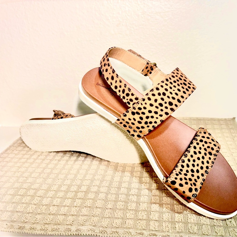 Universal Thread Women's Natalie Leopard Print Ankle Strap Sport Sandals - Picture 1 of 3